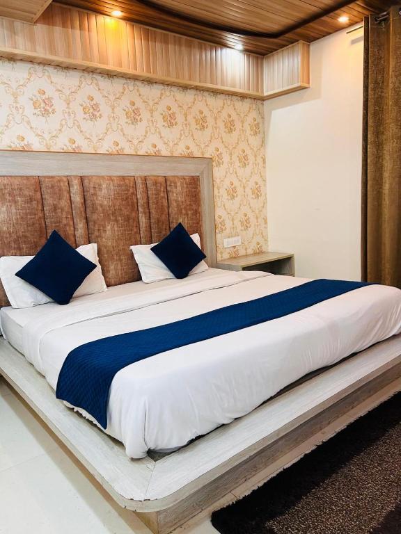Postel nebo postele na pokoji v ubytování Yog Maya Regency B&B