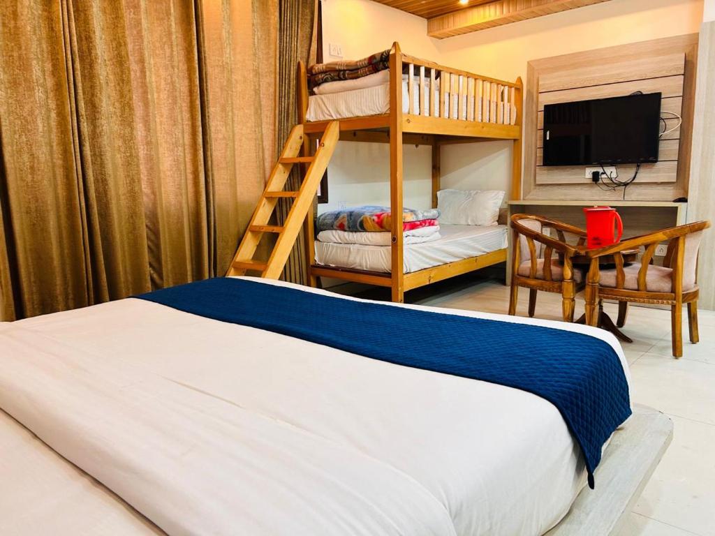 Postel nebo postele na pokoji v ubytování Yog Maya Regency B&B