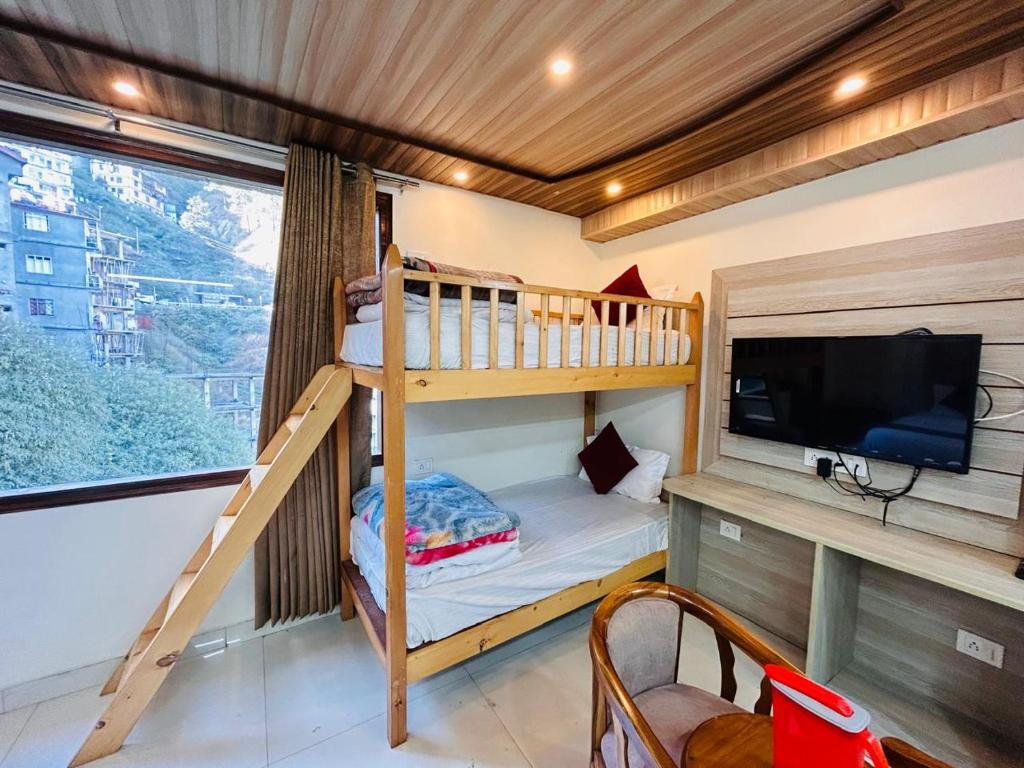 Postel nebo postele na pokoji v ubytování Yog Maya Regency B&B