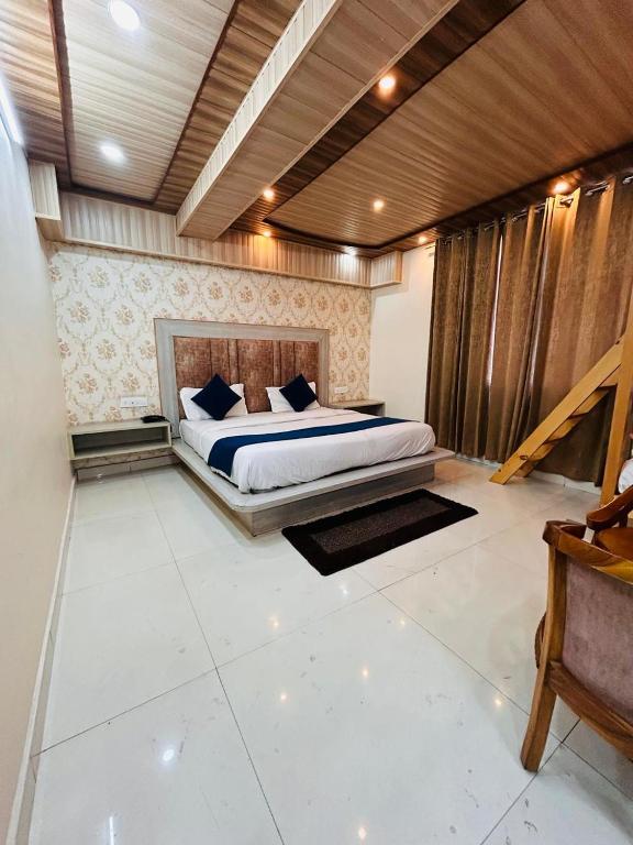 Postel nebo postele na pokoji v ubytování Yog Maya Regency B&B