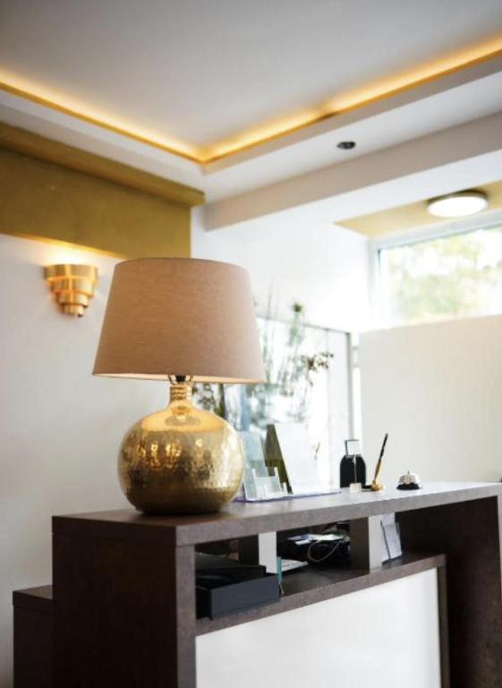een lamp op een tafel in een kamer bij Altstadthotel Marktheidenfeld in Marktheidenfeld