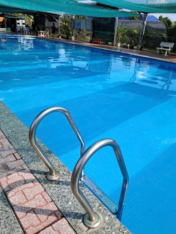 Bazén v ubytování Nhà nghỉ Mai Lan nebo v jeho okolí