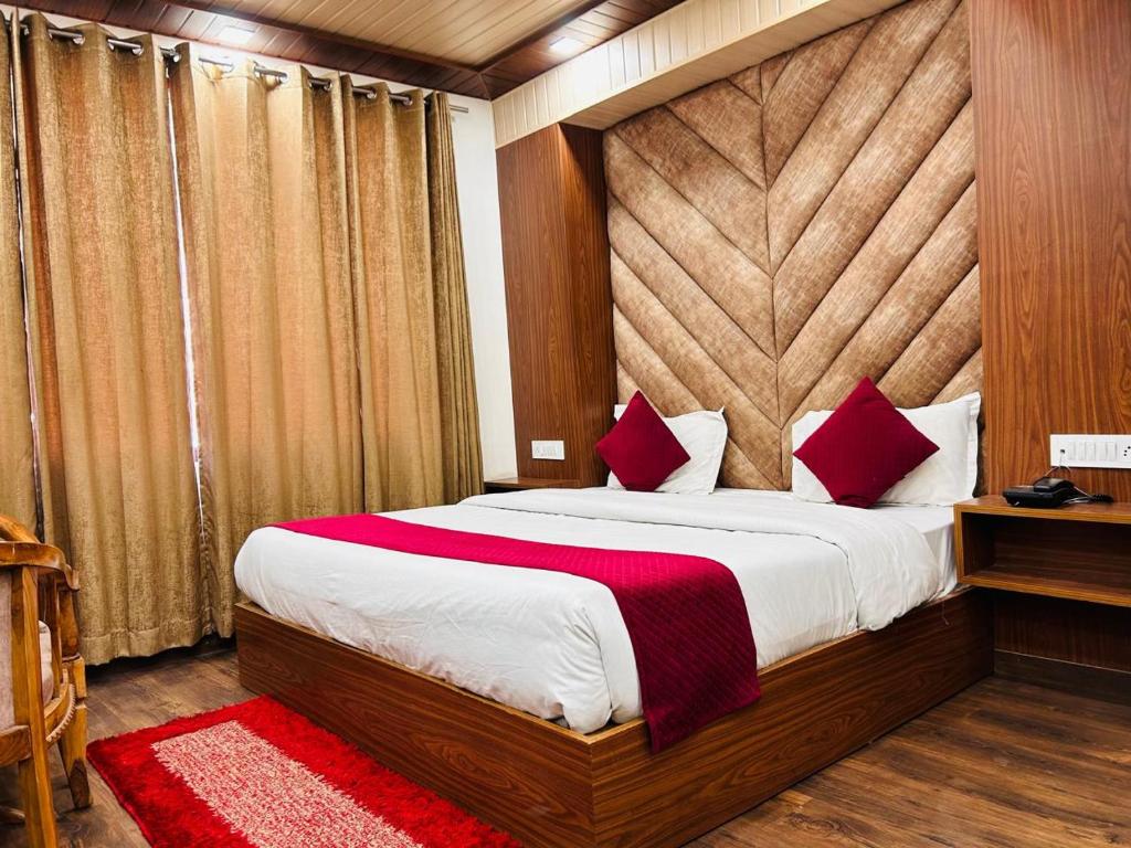 Postel nebo postele na pokoji v ubytování Yog Maya Regency B&B