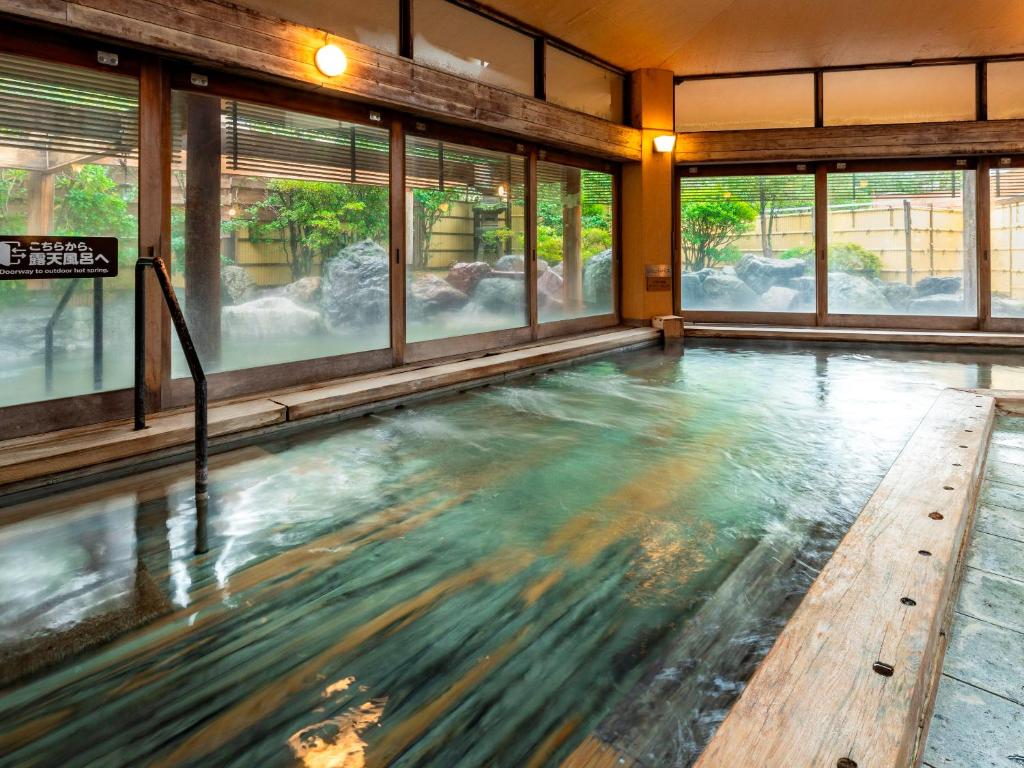 ホテルサンバレー伊豆長岡 本館の敷地内または近くにあるプール