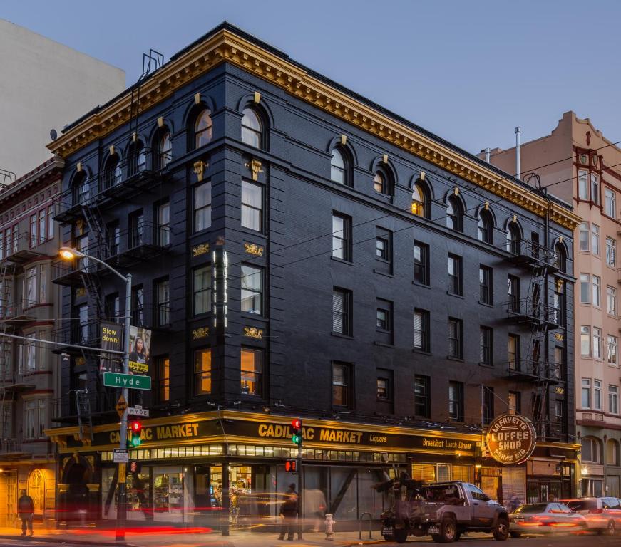 un gran edificio negro en la esquina de una calle en The Adrian, en San Francisco