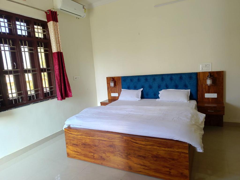 Postel nebo postele na pokoji v ubytování Hotel Divine Palace Pushkar