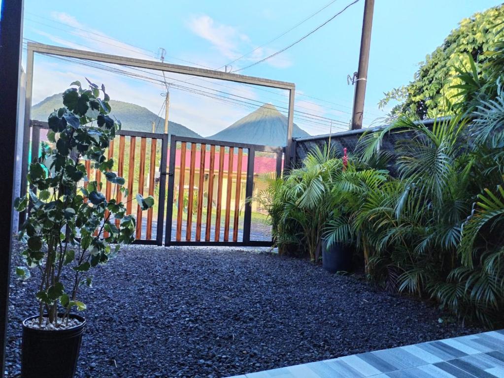 a garden with plants and a fence with mountains in the background at Kahel in Fortuna