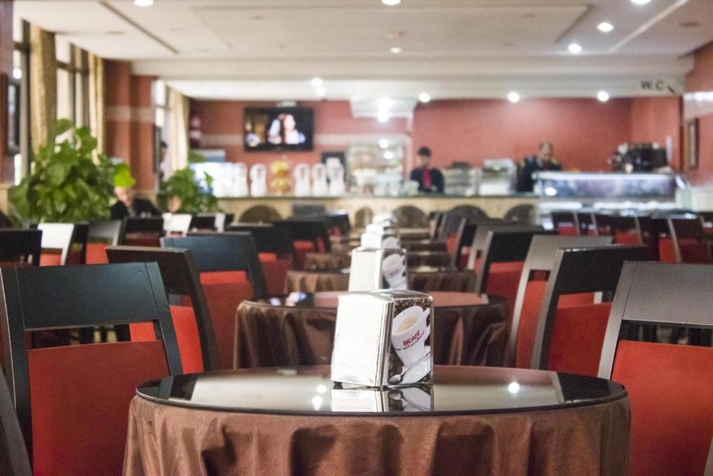Restoran või mõni muu söögikoht majutusasutuses Hôtel Atenas