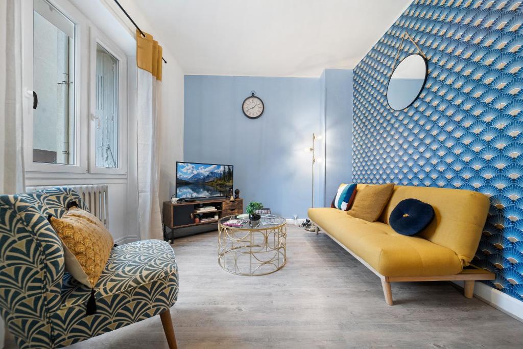 - un salon avec un canapé jaune et une télévision dans l'établissement Le Refuge Dijonnais, à Dijon
