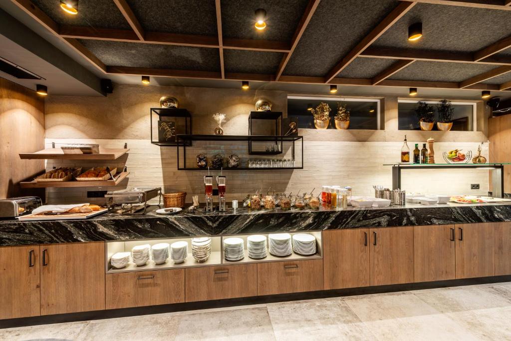 Kuchyň nebo kuchyňský kout v ubytování Hotel Enzian Paznaun