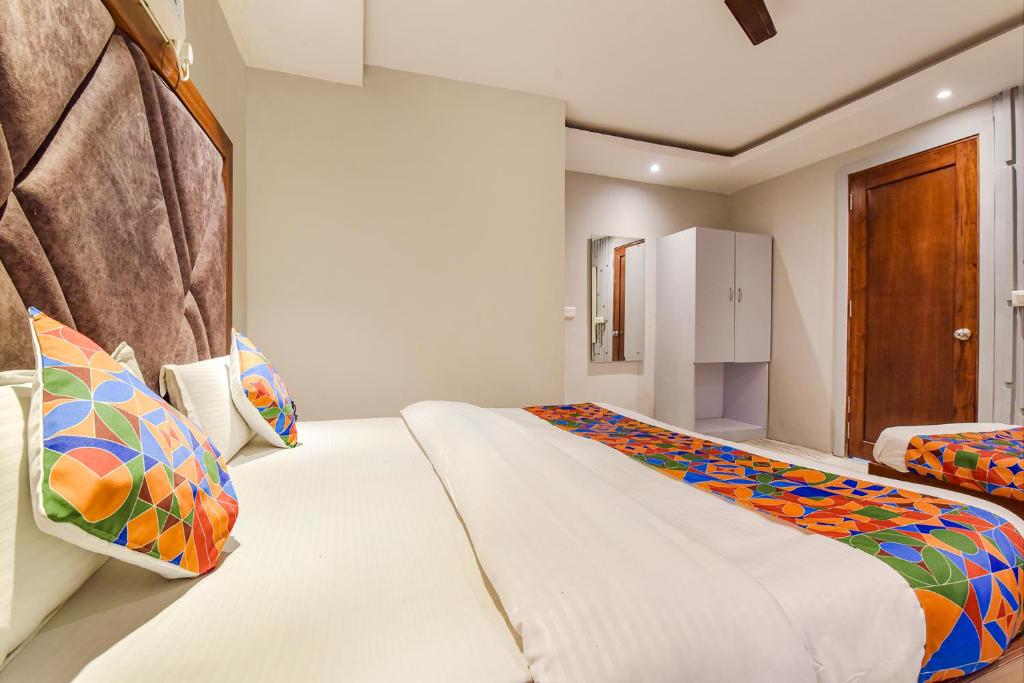 Postel nebo postele na pokoji v ubytování FabHotel Prem Bihari