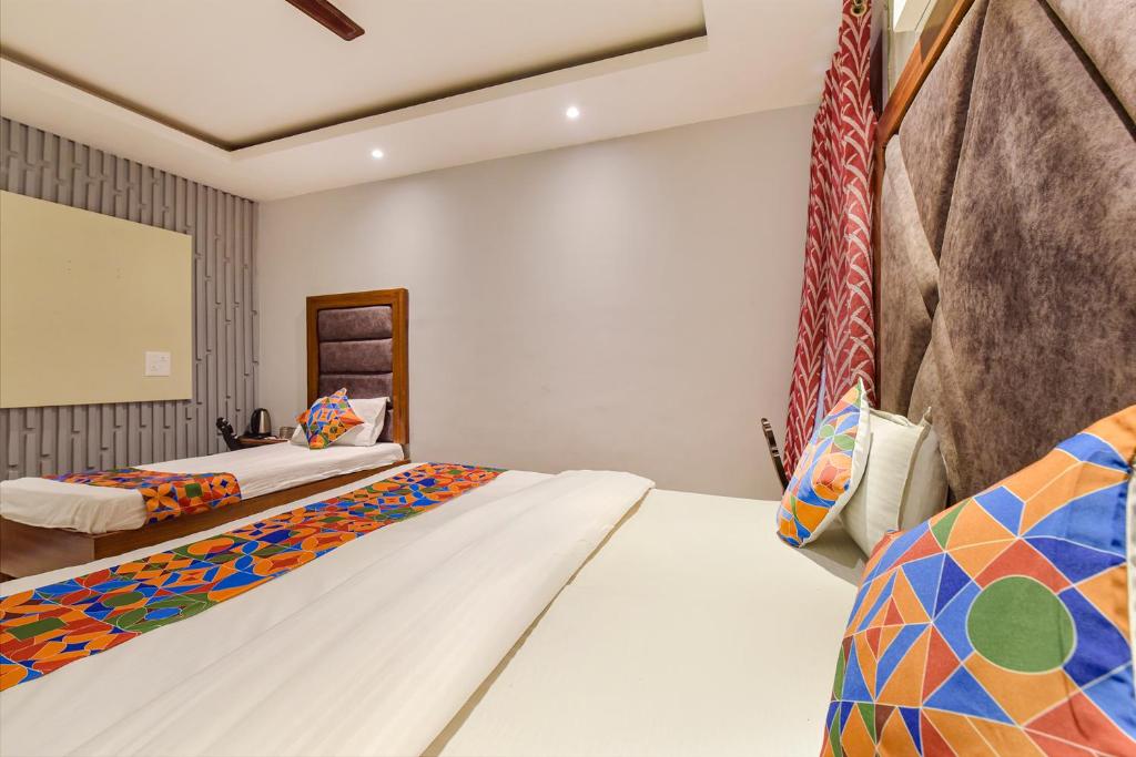 Postel nebo postele na pokoji v ubytování FabHotel Prem Bihari