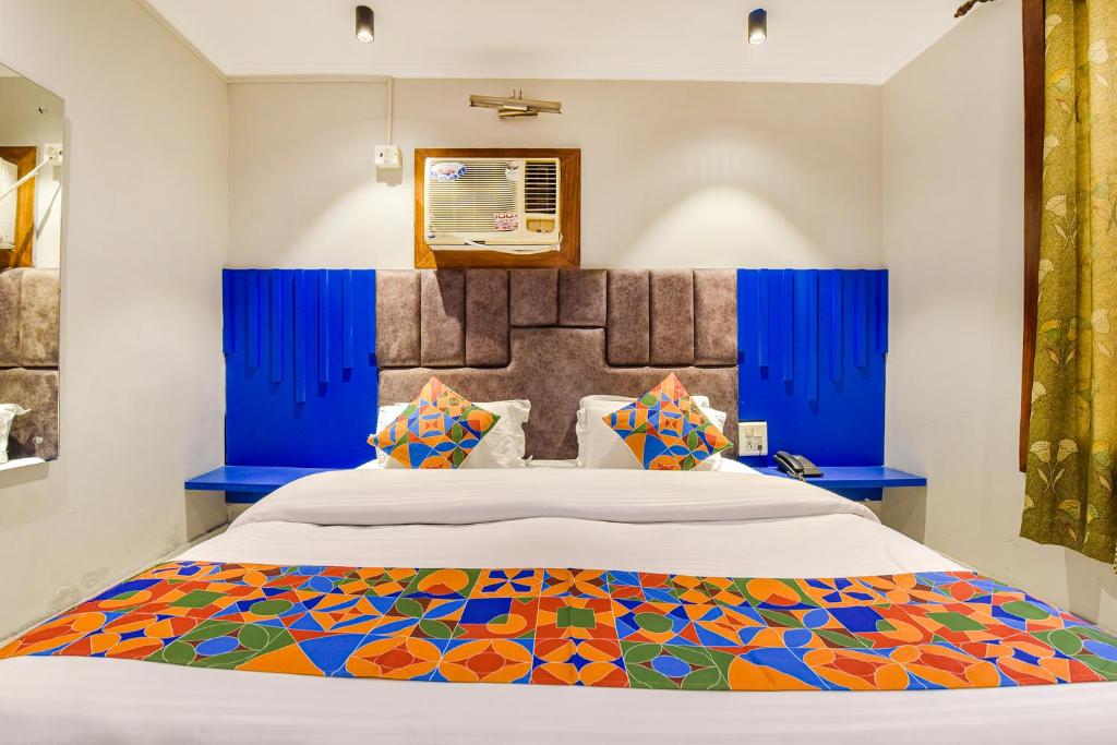 Postel nebo postele na pokoji v ubytování FabHotel Prem Bihari
