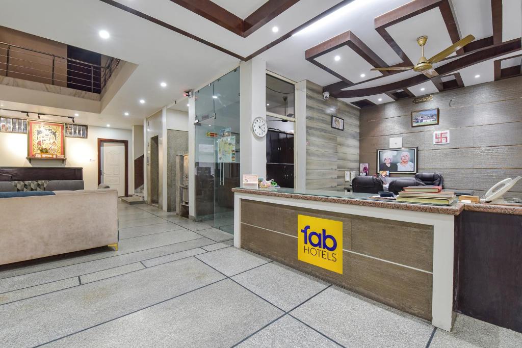 Kuchyň nebo kuchyňský kout v ubytování FabHotel Prem Bihari