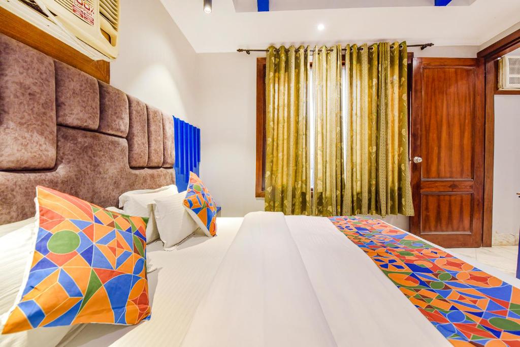 Postel nebo postele na pokoji v ubytování FabHotel Prem Bihari