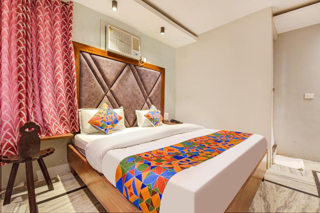 Postel nebo postele na pokoji v ubytování FabHotel Prem Bihari