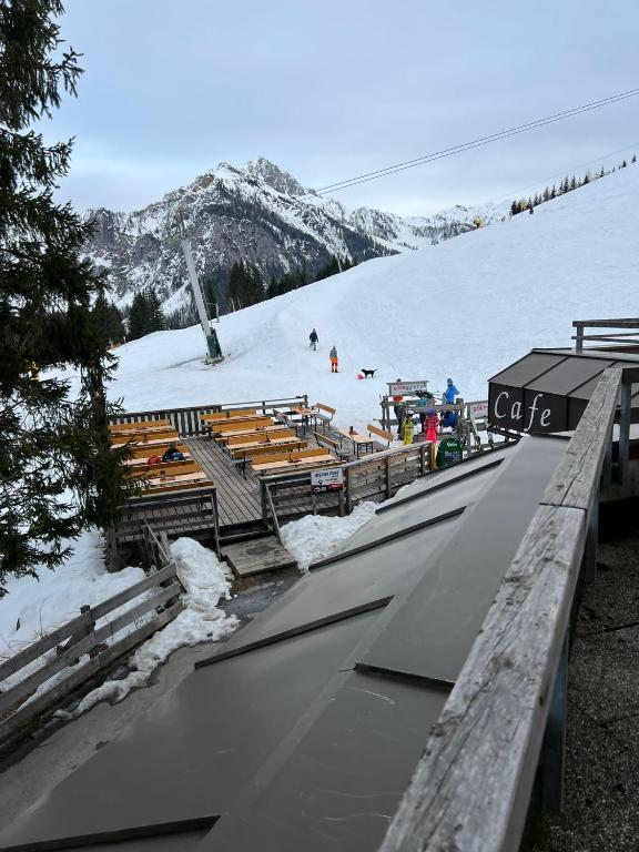 a ski slope with people skiing on the snow at Barbara Snow - Sonnleitn - Nassfeld in Hermagor