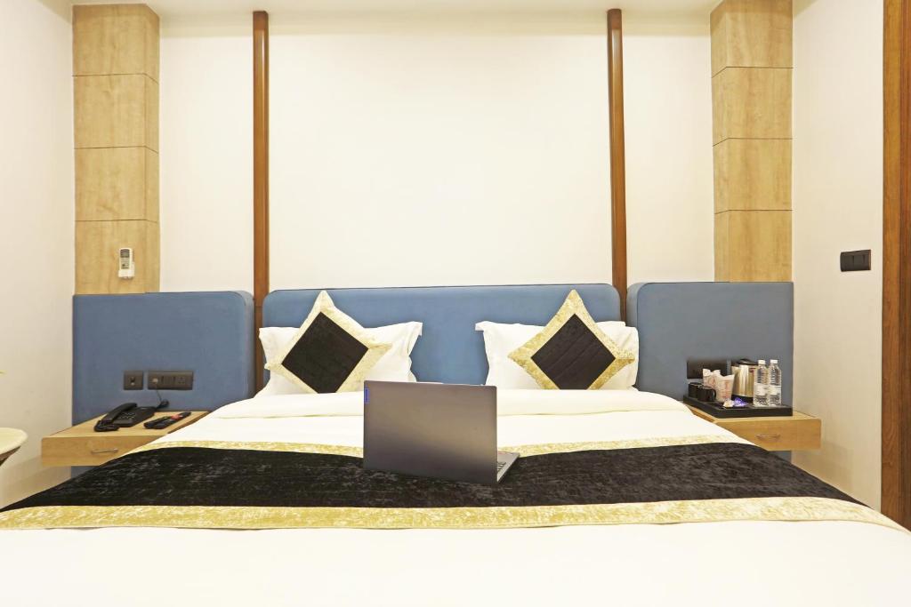 Postel nebo postele na pokoji v ubytování Hotel Mehul International -New Delhi City Center