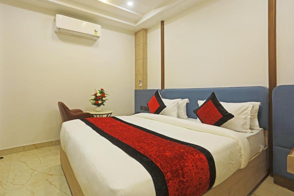 Postel nebo postele na pokoji v ubytování Hotel Mehul International -New Delhi City Center