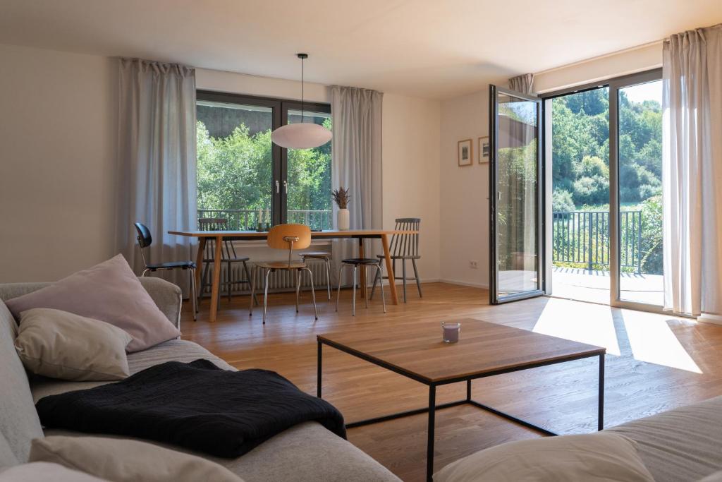 Posezení v ubytování House with a View - Modernes Ferienhaus in der Eifel