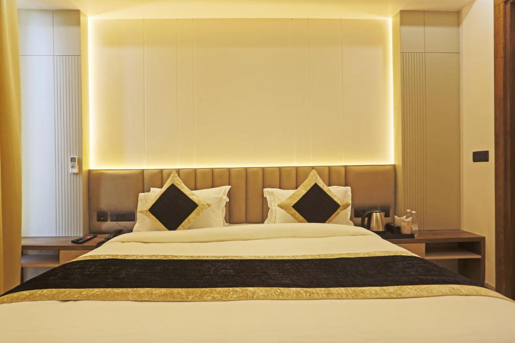 Postel nebo postele na pokoji v ubytování Hotel Mehul International -New Delhi City Center