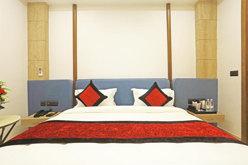 Postel nebo postele na pokoji v ubytování Hotel Mehul International -New Delhi City Center