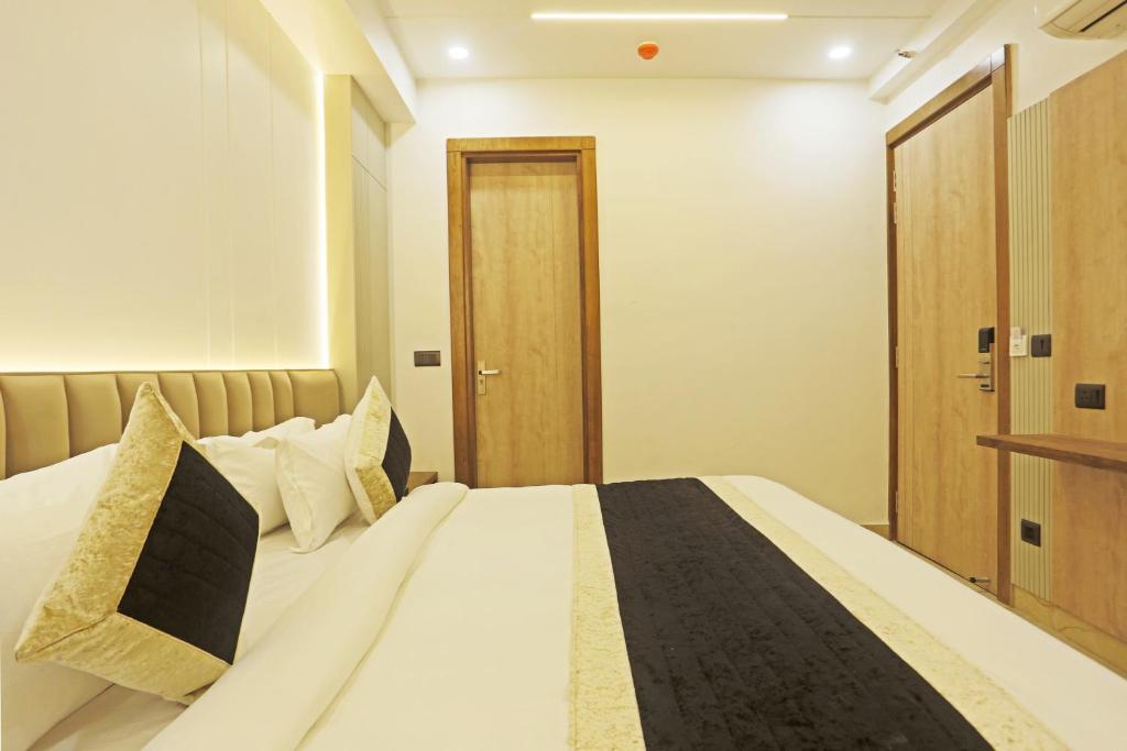 Postel nebo postele na pokoji v ubytování Hotel Mehul International -New Delhi City Center