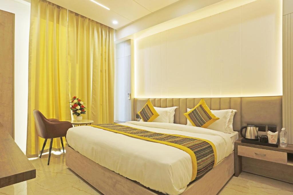 Postel nebo postele na pokoji v ubytování Hotel Mehul International -New Delhi City Center