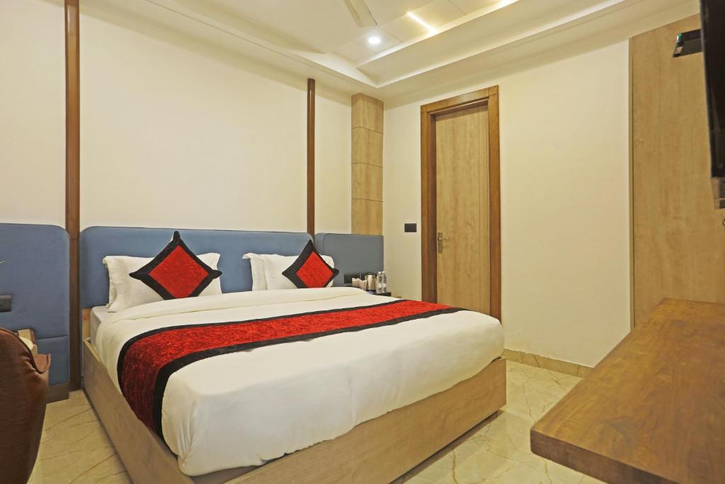 Postel nebo postele na pokoji v ubytování Hotel Mehul International -New Delhi City Center