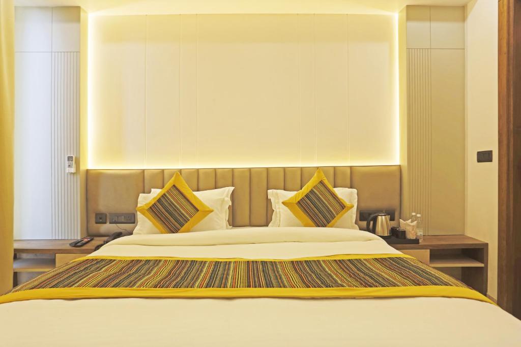 Postel nebo postele na pokoji v ubytování Hotel Mehul International -New Delhi City Center