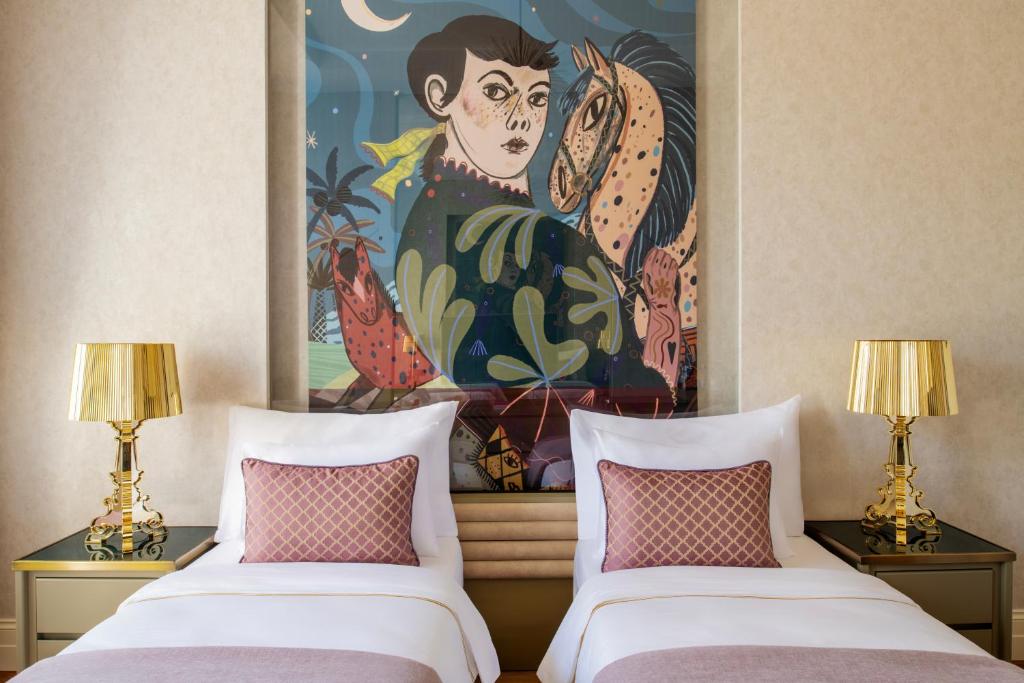 Postel nebo postele na pokoji v ubytování ART Gallery Hotel