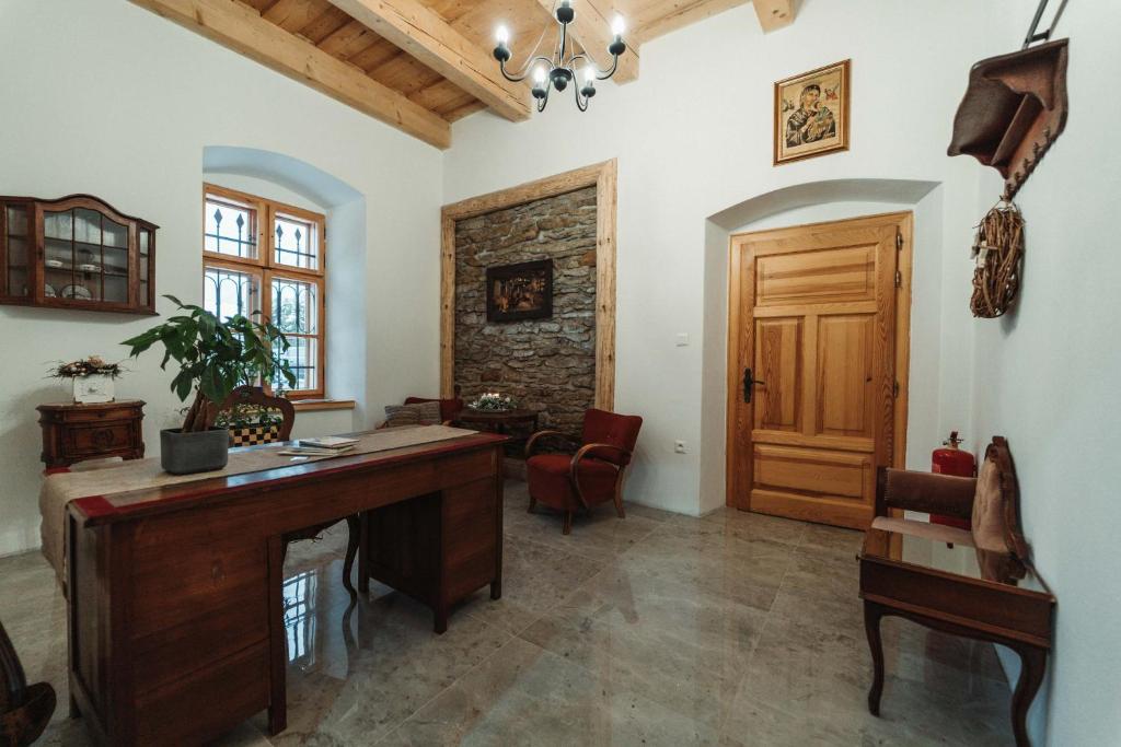 Posezení v ubytování ČÁKYHO KÚRIA - mezonetový apartmán s krbom a saunami