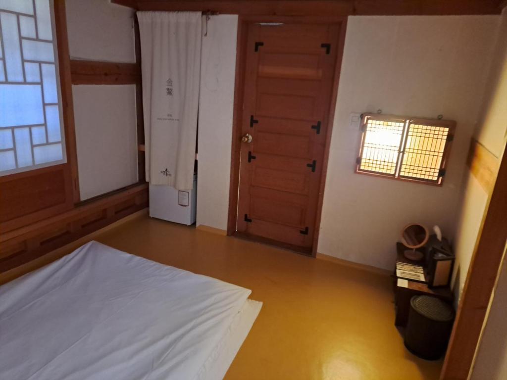 Postel nebo postele na pokoji v ubytování Soseoljae Guesthouse Gyeongju