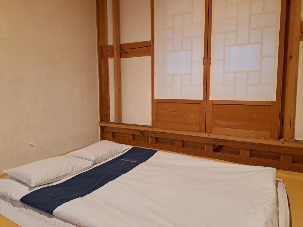 Postel nebo postele na pokoji v ubytování Soseoljae Guesthouse Gyeongju