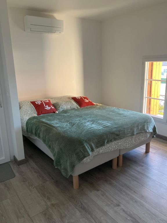 Postel nebo postele na pokoji v ubytování Chambre 2 piscine