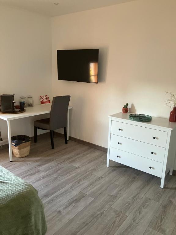 TV a/nebo společenská místnost v ubytování Chambre 2 piscine