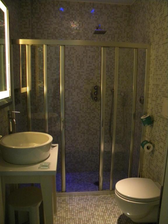 Bilik mandi di HOTEL GENOVA