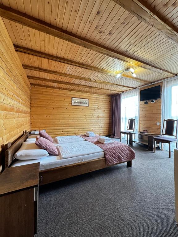 Postel nebo postele na pokoji v ubytování Панорама гір