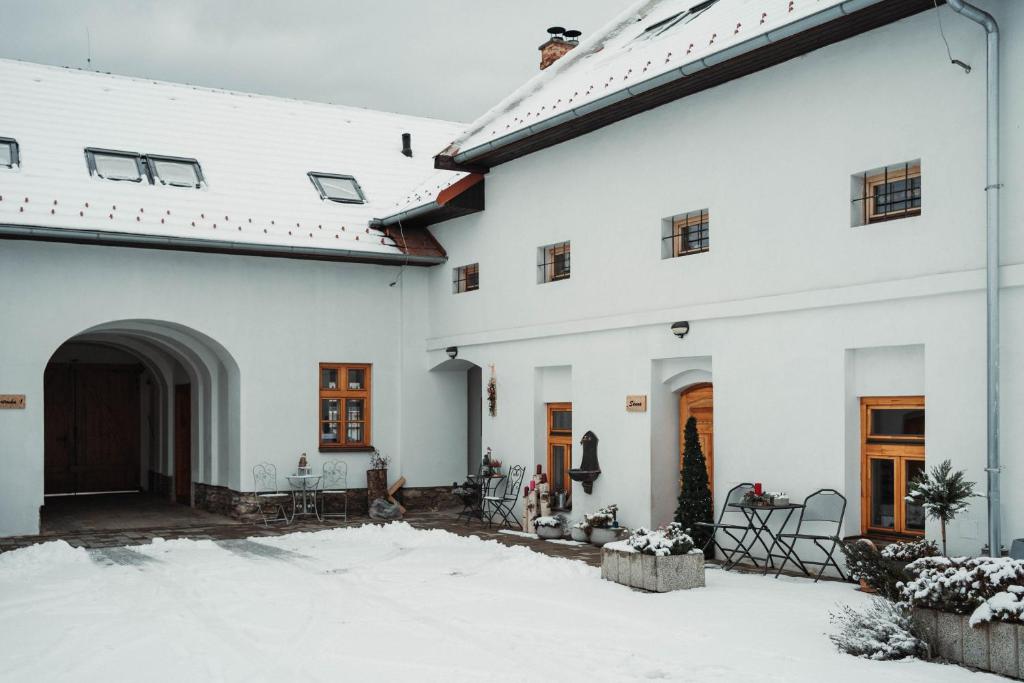 ČÁKYHO KÚRIA - apartmán pre 5 osôb s krbom a saunami v zimě
