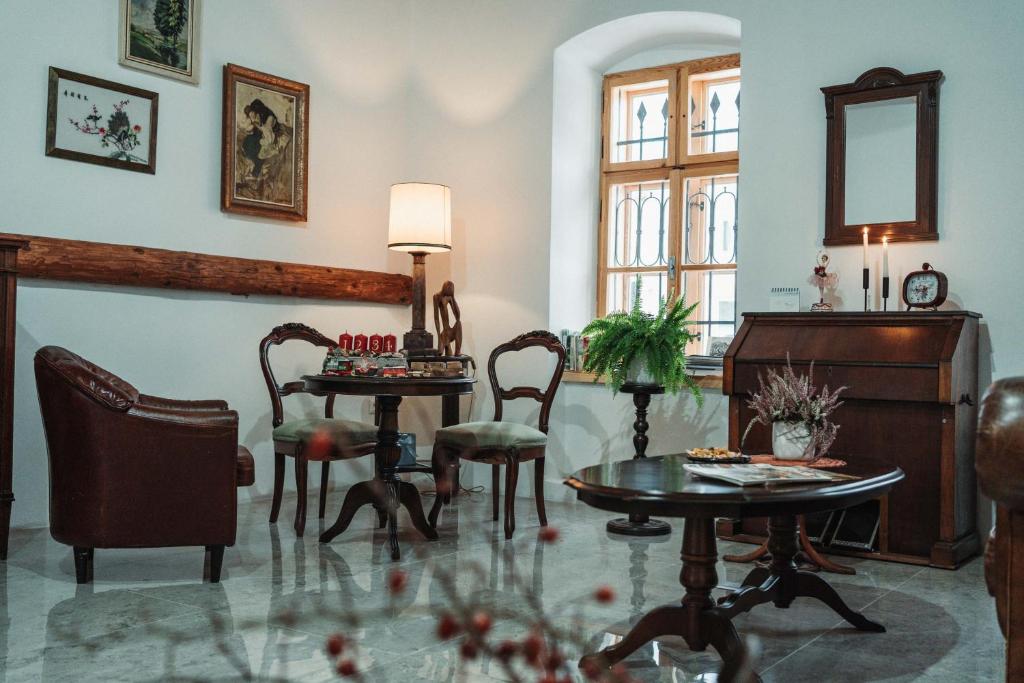 Posezení v ubytování ČÁKYHO KÚRIA - apartmán pre 5 osôb s krbom a saunami