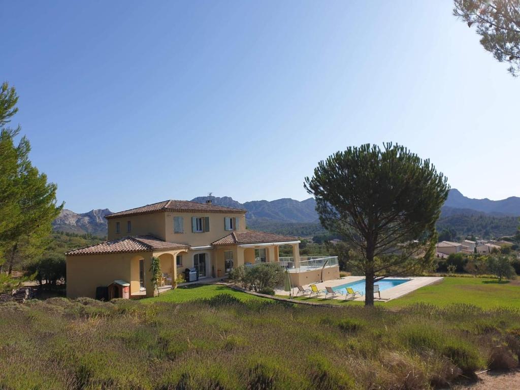 une maison sur une colline avec une piscine dans l'établissement villa avec piscine aureille alpilles paragi ls1-449, à Aureille