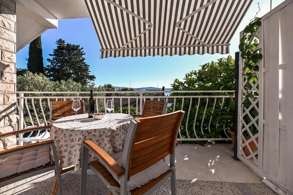 taras ze stołem i krzesłami na balkonie w obiekcie Apartment Rajna w Biogradzie na Moru
