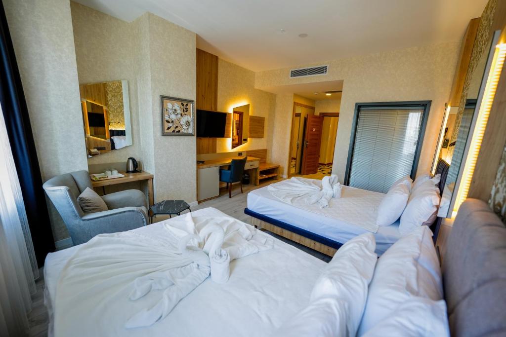 Postel nebo postele na pokoji v ubytování Isnova Hotel Airport