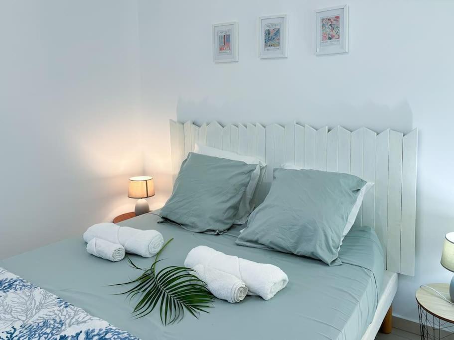 Letto o letti in una camera di Bel appartement duplex T4 Laboté, vue mer, a 600m de la plage de Diamant