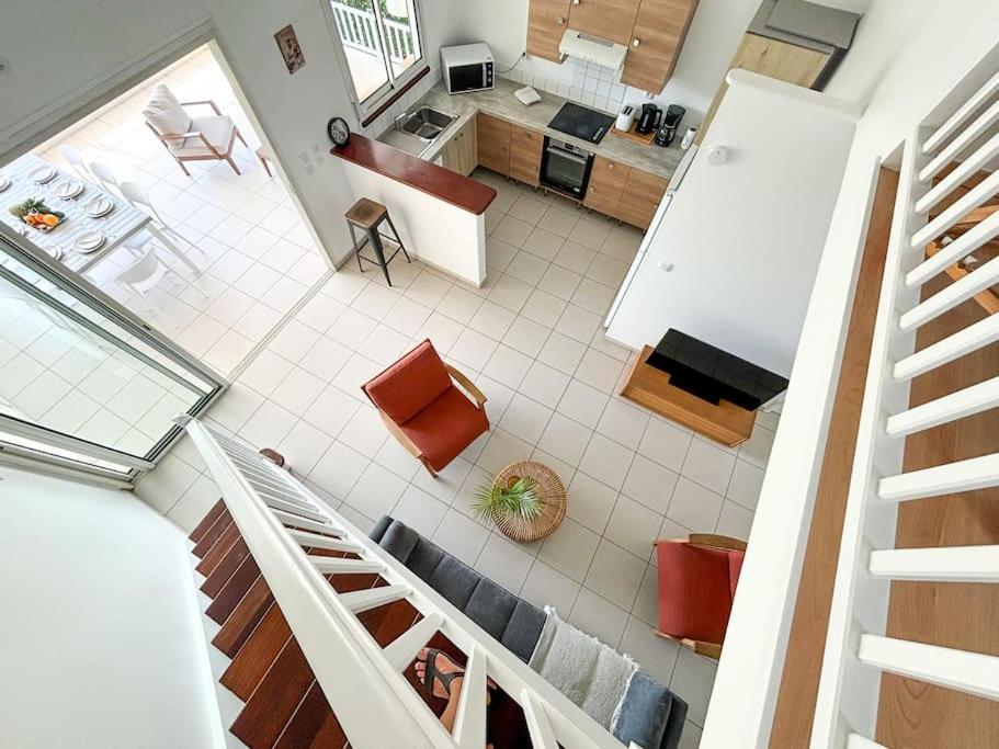 Cucina o angolo cottura di Bel appartement duplex T4 Laboté, vue mer, a 600m de la plage de Diamant