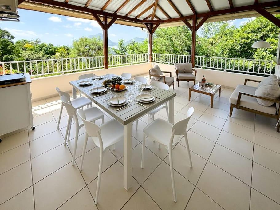 Balcone o terrazza di Bel appartement duplex T4 Laboté, vue mer, a 600m de la plage de Diamant