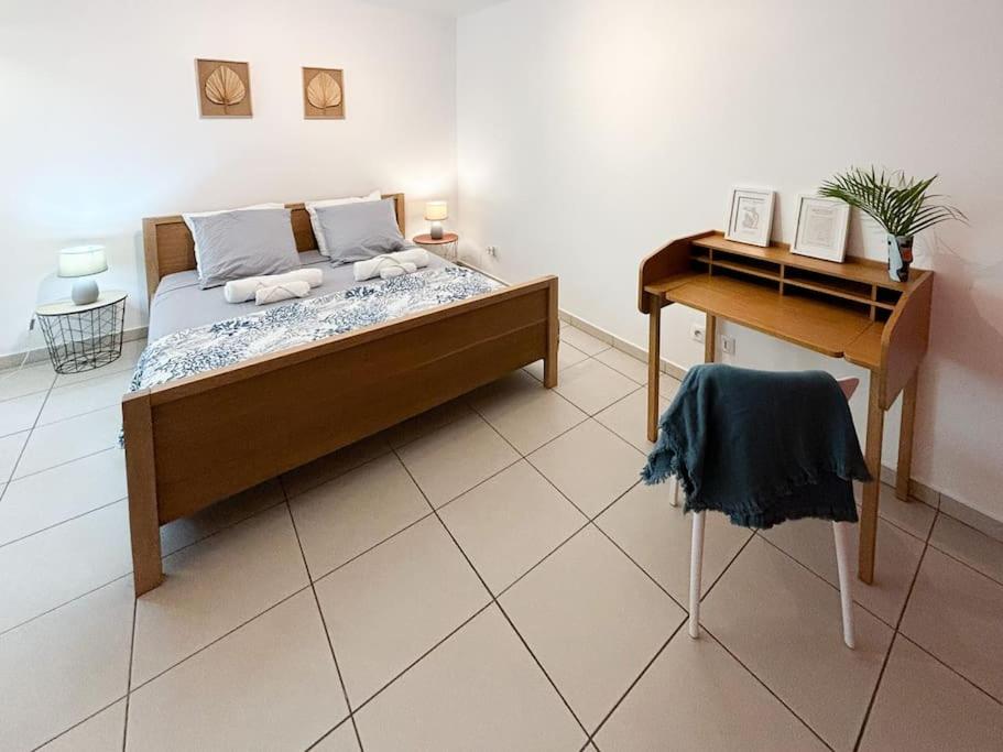Letto o letti in una camera di Bel appartement duplex T4 Laboté, vue mer, a 600m de la plage de Diamant