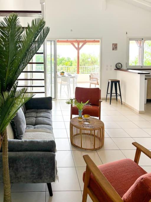 Area soggiorno di Bel appartement duplex T4 Laboté, vue mer, a 600m de la plage de Diamant