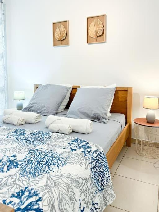 Letto o letti in una camera di Bel appartement duplex T4 Laboté, vue mer, a 600m de la plage de Diamant