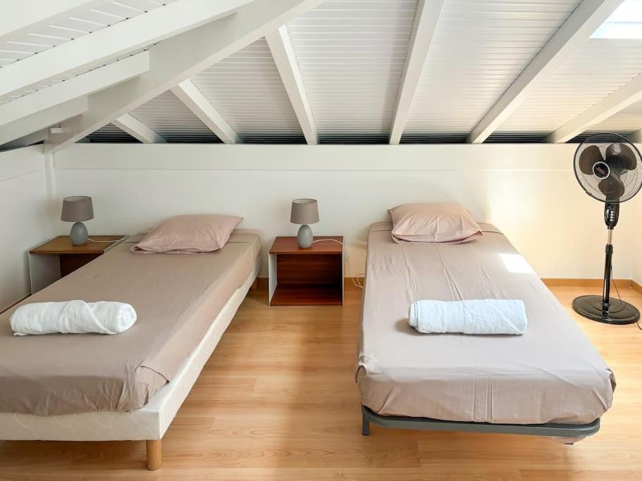 Letto o letti in una camera di Bel appartement duplex T4 Laboté, vue mer, a 600m de la plage de Diamant